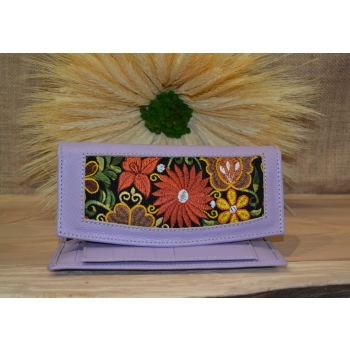 Portfel duży skórzany fioletowy z kwiatowym kolorowym haftem .